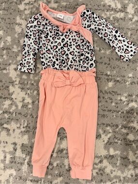 Baby Girls Pink cheetah heart print SOFT outfit. Like new 3-6m